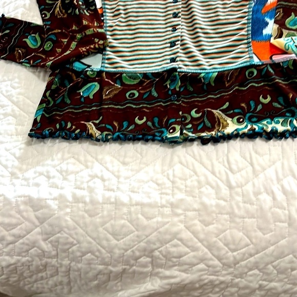 NESLAY NWOT Cute and Unique body fit top. Combination of stripe and floral Sz M. - Picture 7 of 13